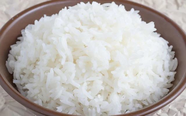 Porção de arroz branco soltinho